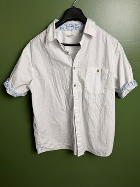 White Short-Sleeve Button-Down Shirt with Blue Paisley Trim size L